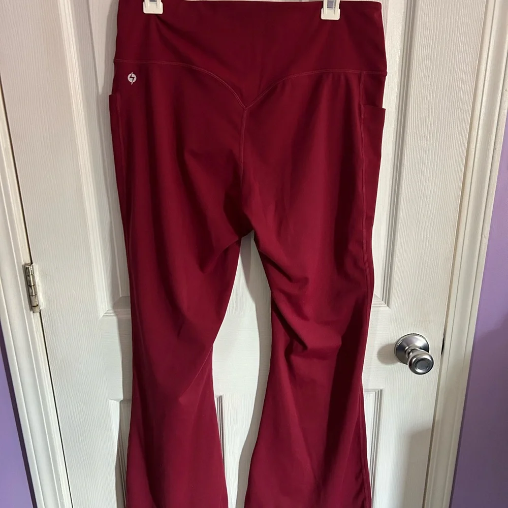 POPFLEX Crisscross Hourglass Flared Leggings with Pockets - Ruby - Picture 4 of 5